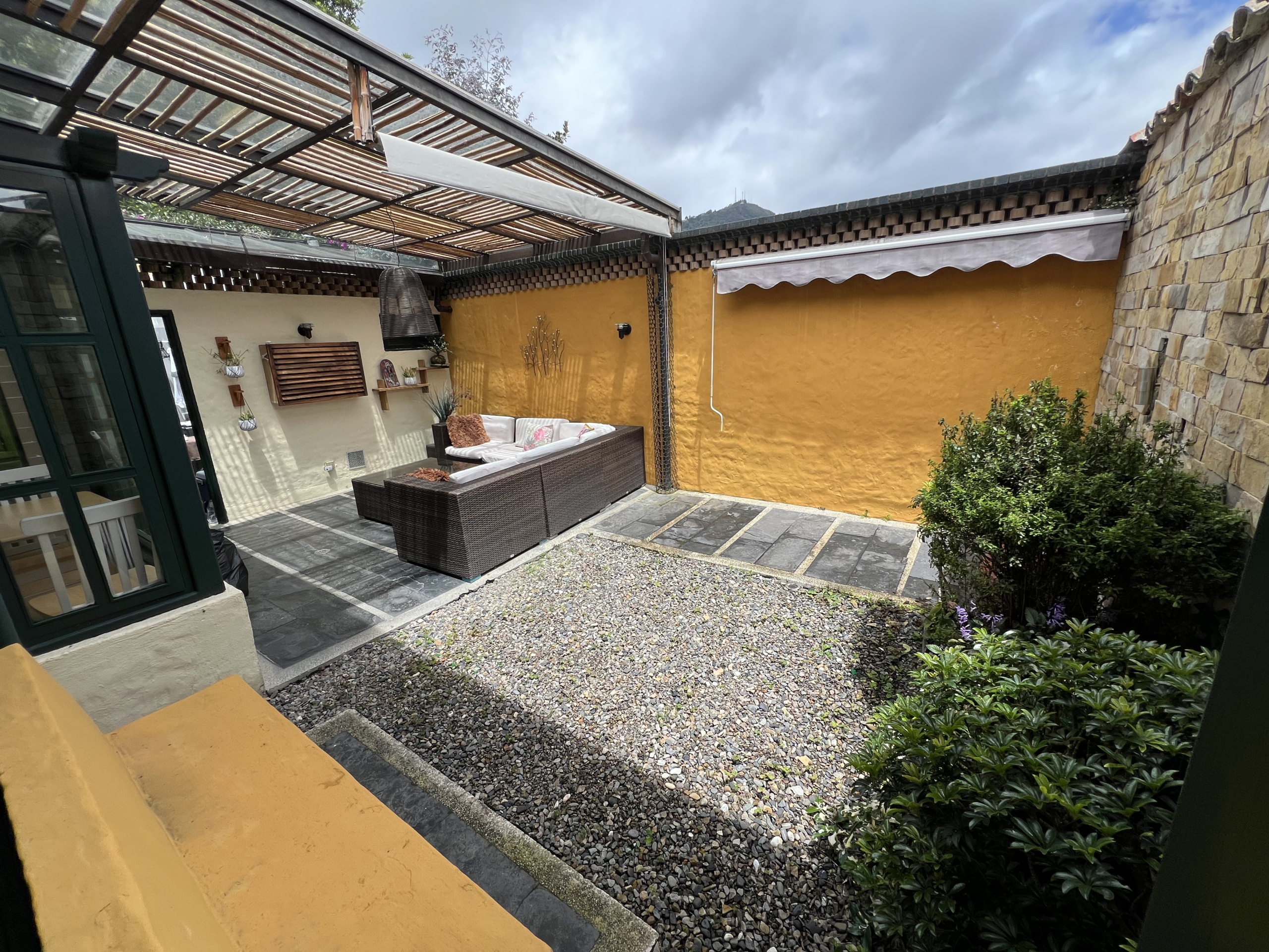 891EF9E5-3739-4CAE-9210-B72C37879B5F