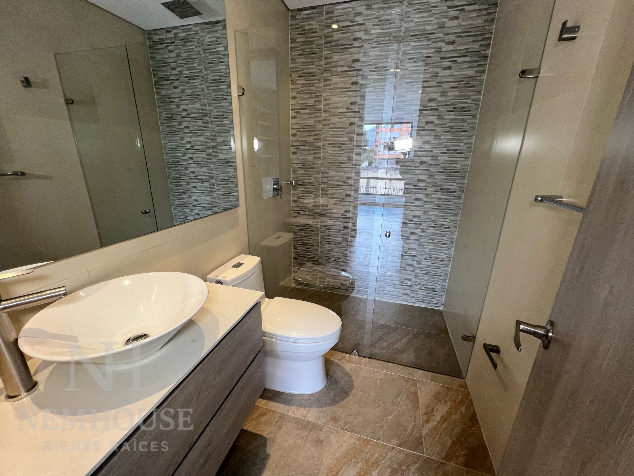 8D833ED7-9B74-4576-9610-9DFA984B5470