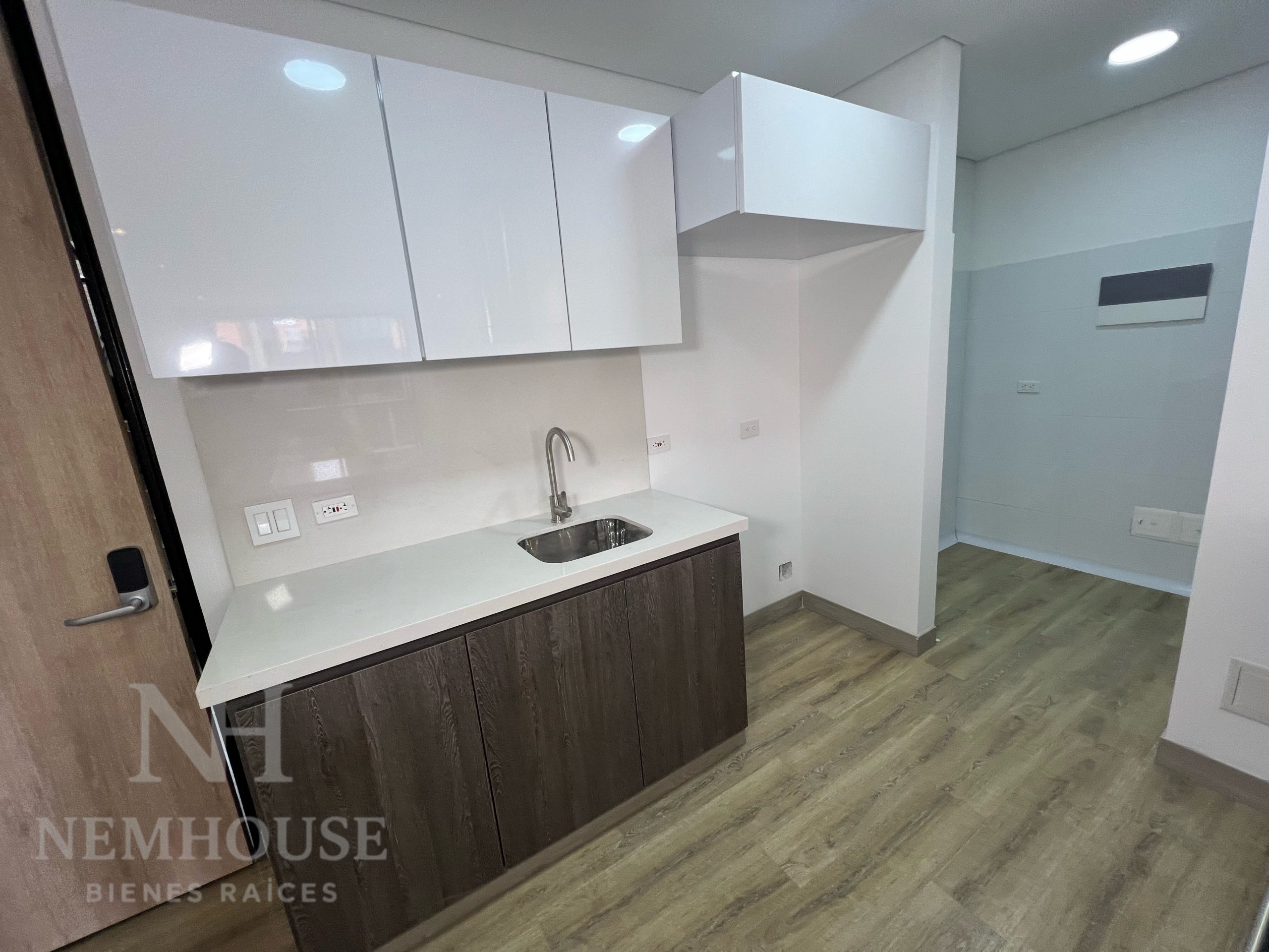 E406B878-8E8D-4A26-A01B-4B98128F84A1